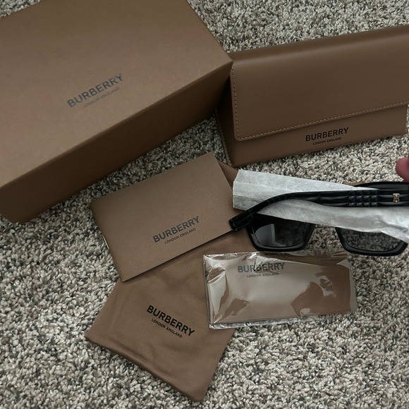 Burberry Arden sunglaases - Picture 10 of 10